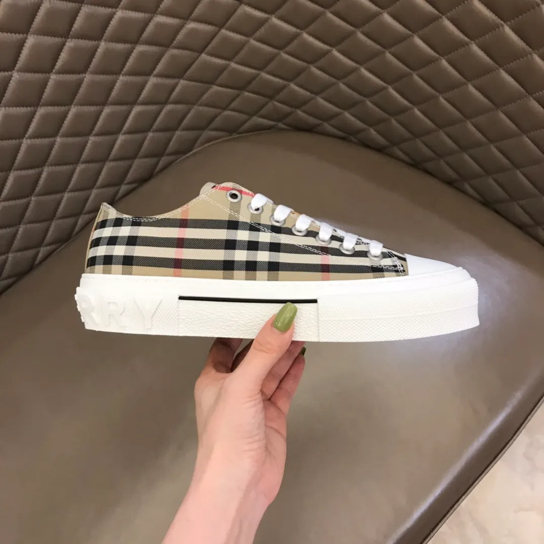 p400 "Burberr*" men's classic low-top sneakers, reinterpreted in Vintage check cotton material and decorated with a new brand logo. First-layer sheepskin lining, embossed Burberry logo on the heel, and original TPU outsole! Size: 38-44 No. 068